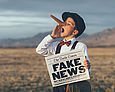 Zeitungsjunge mit Pinocchio-Nase bewirbt Fake News