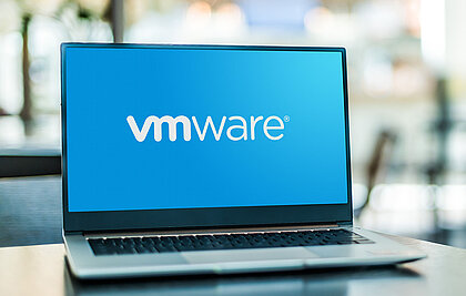 VMware auf Laptop mit blauem Hintergrund.