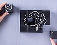 Puzzle, bestehend aus schwarzen Würfeln mit aufgemaltem Gehirn