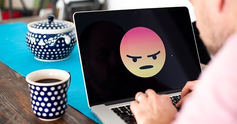 Laptop-Bildschirm mit wütendem Emoji