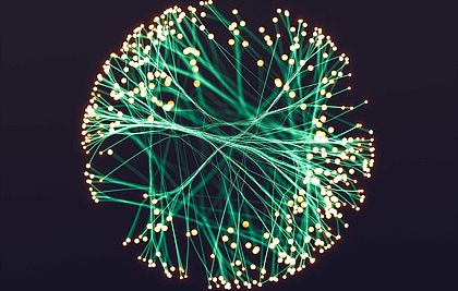 Abstraktes Netzwerk mit Lichtpunkten und Linien dargestellt
