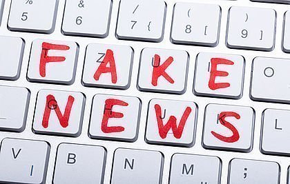 Tastatur mit roter Beschriftung Fake News