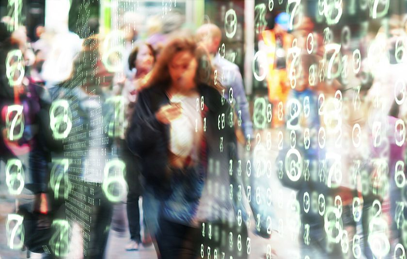 Mädchen schaut auf ihr Handy und ist mit digitalen Zahlen umgeben