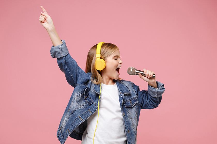 Mädchen mit Head Set singt