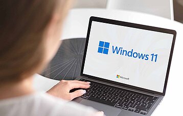 Blick auf Startbildschirm eines Notebooks mit Windows 11