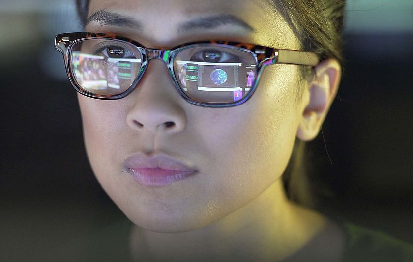 Mädchen mit Brille am PC