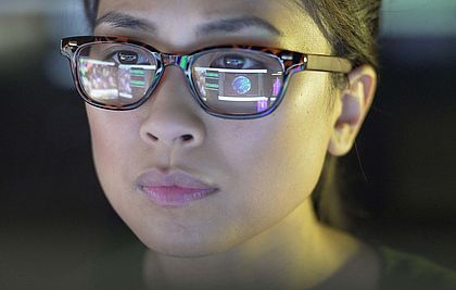 Mädchen mit Brille am PC