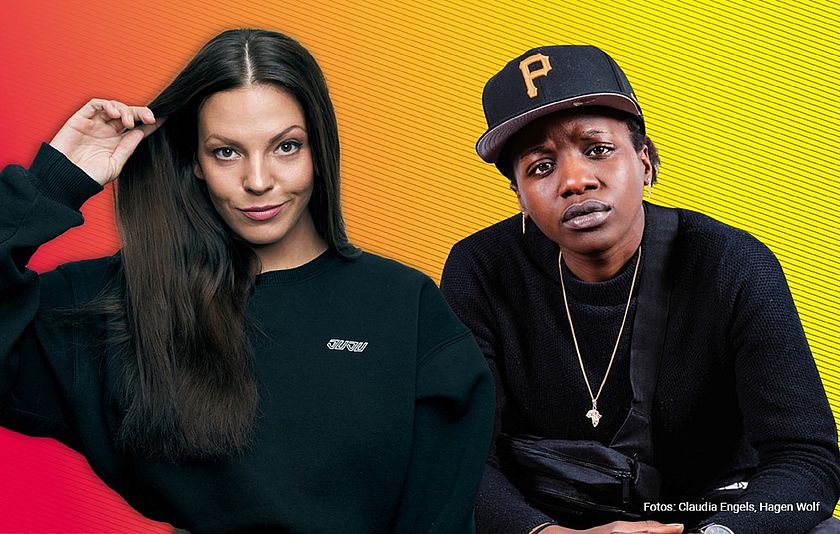 Zwei Jugendliche vor einem bunten Hintergrund