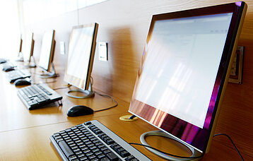 Computer stehen in einer Reihe