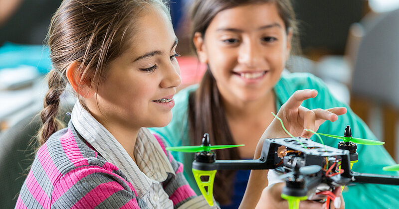 Schülerinnen bauen einen Roboter
