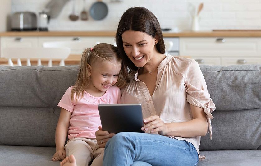 Mutter und Tochter mit einem Tablet