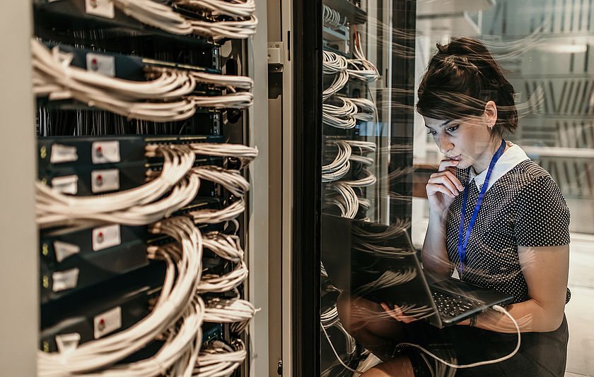 Frau im Serverraum