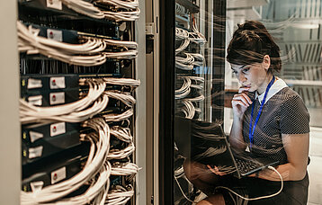 Frau im Serverraum