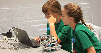 zwei Mädchen mit Roboter vor iPad