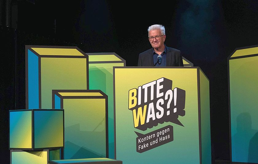 Ministerpräsident Winfried Kretschmann bei der Preisverleihung von Bitte Was Ministerpräsident Winfried Kretschmann bei der Preisverleihung von Bitte Was