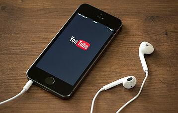 YouTube-Logo auf einem Smartphone