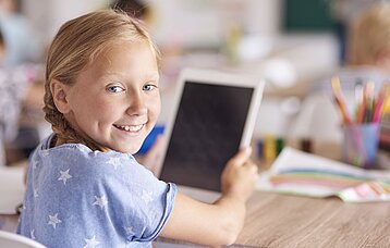 Schülerin mit Laptop in der Schule