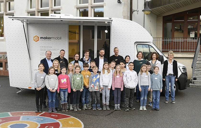 Vor einem weißen Kleinlaster stehen Schülerinnen und Schüler, Staatssekretärin Sandra Boser, Bötzingens Bürgermeister sowie die Schulrektorin Daniela Wolber.