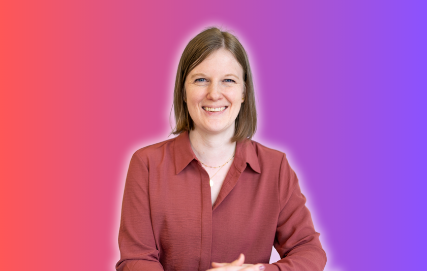 Andrea Zeisberg, Medienpädagogin Medienpädagogische Beratungsstelle des LMZ Man sieht eine Frau mit halblangen dunkelblonden Haaren die in die Kamera laechelt. Sie hat eine rote Bluse an.