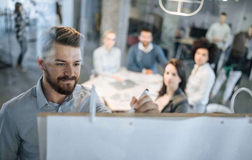 Personen bei einer Schulung