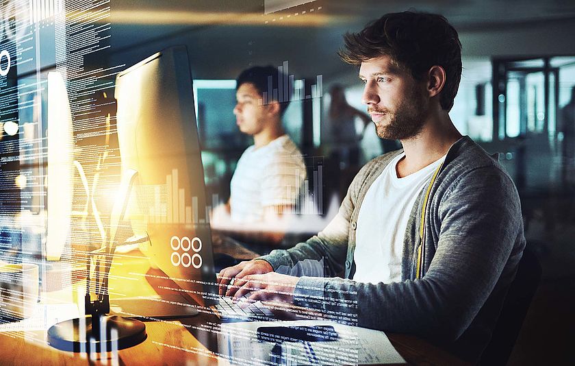 Softwareentwickler bei der Arbeit am PC. Softwareentwickler bei der Arbeit am PC.