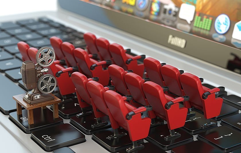 Kinositze auf Laptop-Tastatur