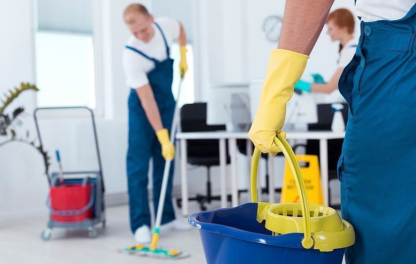 Reinigungsteam bei der Arbeit Reinigungsteam bei der Arbeit