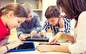 Gruppe von Kindern mit Tablets