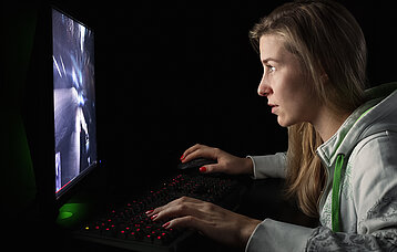 Mädchen spielt am Computer