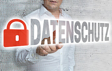 Datenschutz-Schriftzug mit rotem Vorhängeschloss