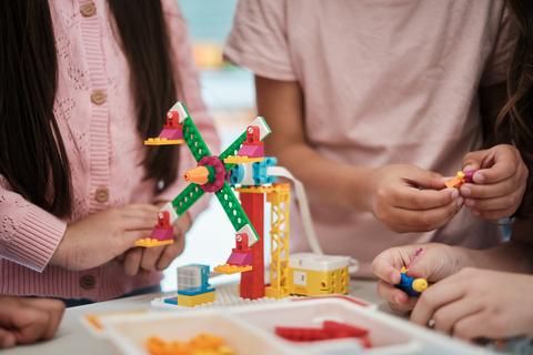 Nahaufnahme einer Windmühle aus Lego beim Projekt Robotik in der Grundschule