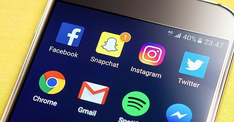 Smartphone mit den Icons von Social Media Apps auf dem Display