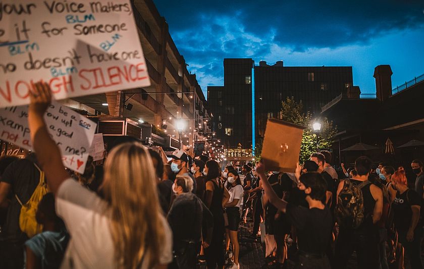 Aktivisten mit Spruchschildern bei einer Demo