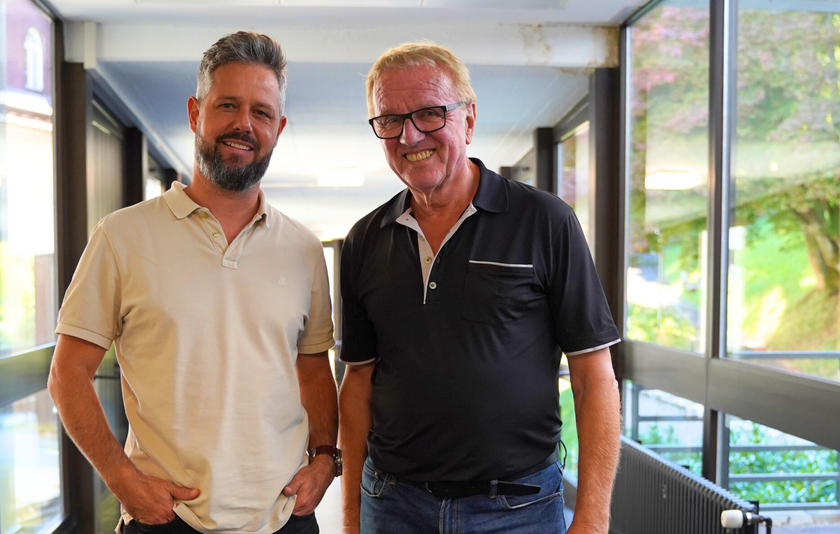 Leitung der Stabsstelle Medienzentrenverbund am Landesmedienzentrum, Daniel Tuma, mit Teamkollege Dr. Peter Jaklin, ehemaligem stellvertretendem Direktor, und seit über 30 Jahren am Landesmedienzentrum tätig.