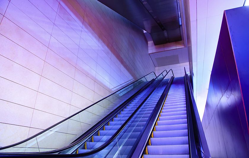 Rolltreppe von unten fotografiert Rolltreppe von unten fotografiert