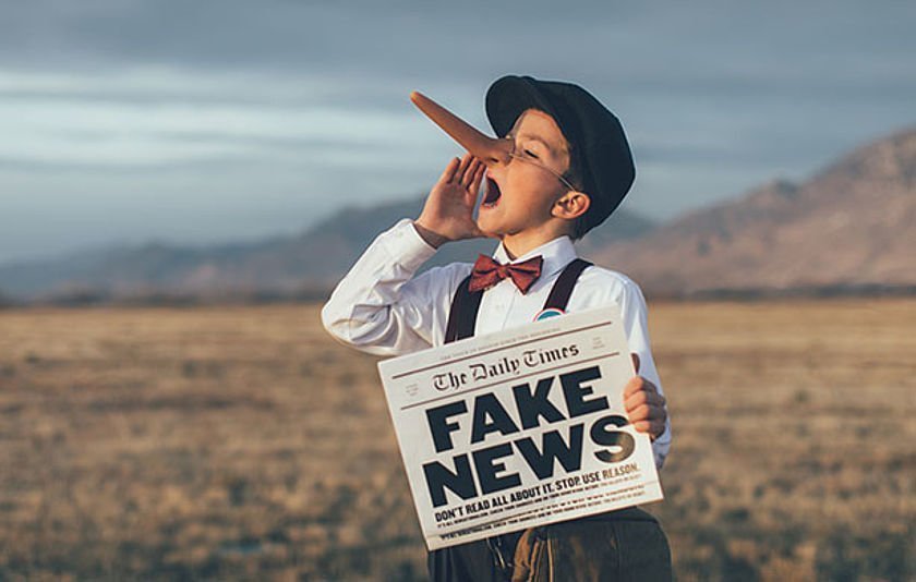 Zeitungsjunge mit Pinocchio-Nase bewirbt Fake News