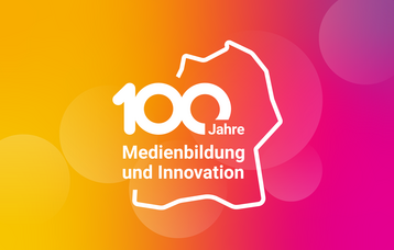 Der weiße Schriftzug "100 Jahre Medienbildung und Innovation" umgeben von einer Baden-Württemberg-Karte auf orange-rot-pinkem Hintergrund.
