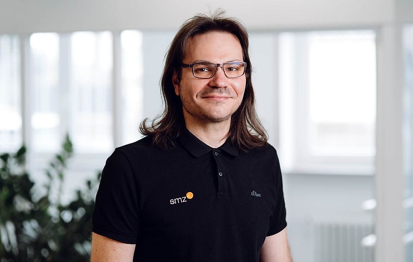 Im Vordergrund steht Dejan Simonovic, der Leiter der ComputerSpielSchule Stuttgart. Im Hintergrund sieht man die Räumlichkeiten des Stadtmedienzentrums Stuttgart.