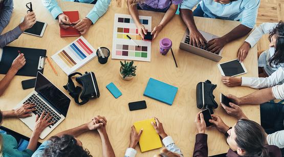 Besprechungstisch mit VR-Brillen