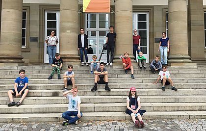 Kinder sitzen auf einer großen Treppe vom SMEP-Kurs im Rosensteinmuseum Stuttgart
