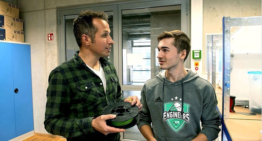 Mann wird von einem Jungen mit dem Tablet fotografiert