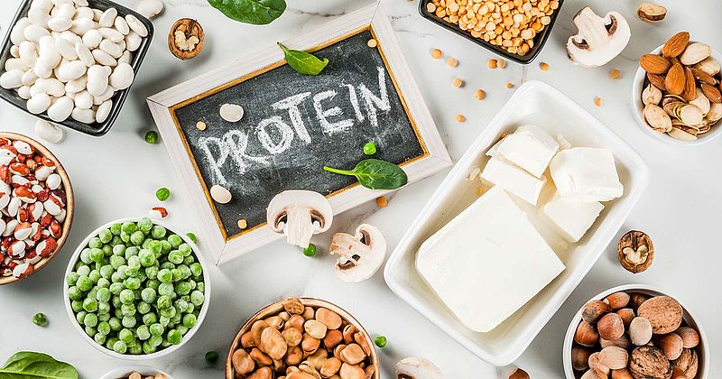 Nahrungsmittel die Proteine enthalten auf einem Tisch