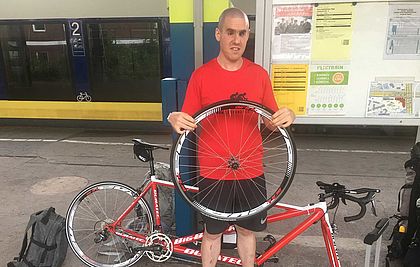 Blinder Lehrer Sebastian Müller mit plattem Reifen beim Umstieg in Osnabrück