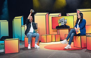 Rapper Weekend und Moderatorin Jess bei der Preisverleihung von Bitte Was