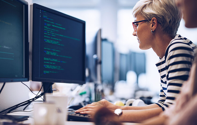 Programmiererin beim Arbeiten am Computer.