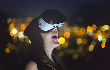 Frau mit VR-Brille