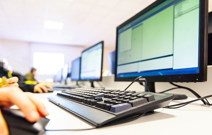 Eingeschaltete PC-Bildschirme nebeneinander Eingeschaltete PC-Bildschirme nebeneinander