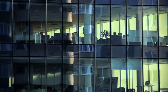 Blick durch eine Glasfassade in die dahinter liegenden Büros
