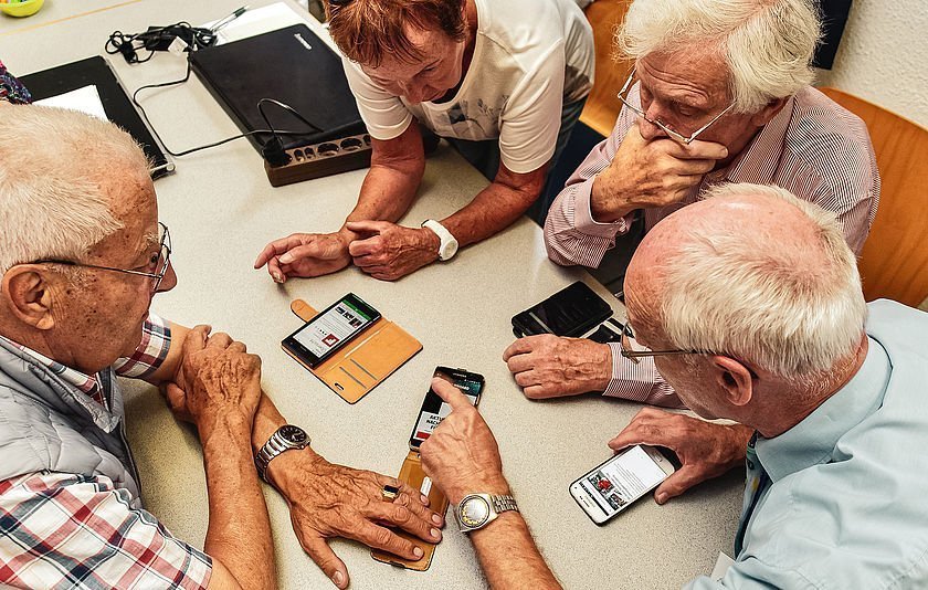 Senioren mit Smartphones