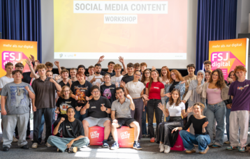 Gruppenfoto: Alle Freiwilligen des neuen FSJ digital Jahrgangs auf einem Bild. Entstanden bei der Einführungswoche, der EduWeek.